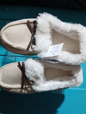 Cozy Fleece-Lined Women's Slip-On Moccasin Slippers in Cream